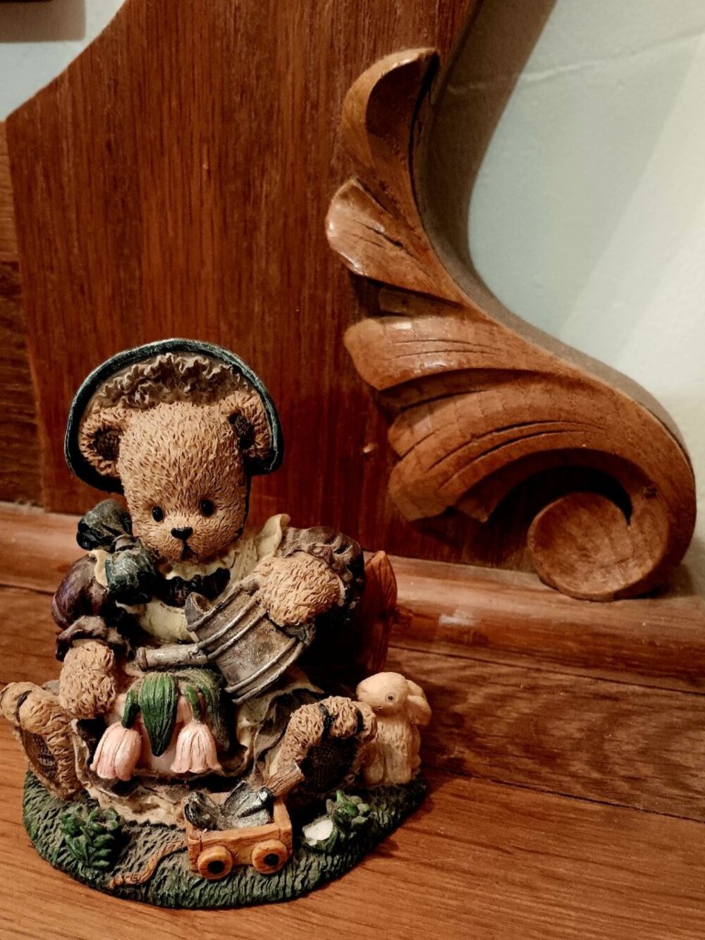 1997 Young's Berry Hill Bears gardening figurine - "Refreshing Drink"